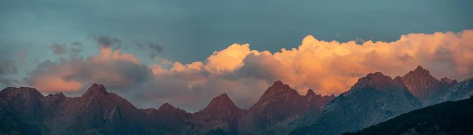 Panoramic Mountain Range at Sunset With Dramatic Clouds and Golden Light Ov.. Stock-Fotos