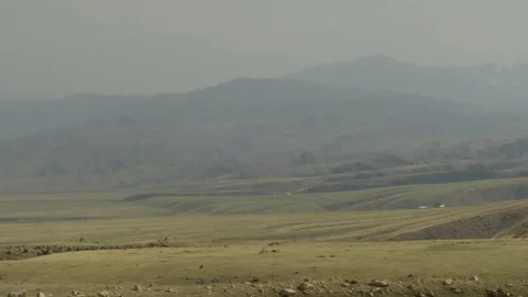 Panoramic mountain steppe landscape with rolling hills in Kazakhstan Vidéo 333953449