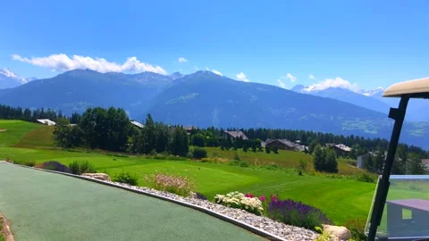 Panoramic Mountain View with Golf Cart in a Sunny Summer Day Stockbeeldmateriaal 191951691