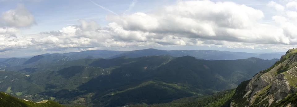 Panoramic Mountain View over Forested Valleys and Dramatic Cloudy Sky from .. Stock-Fotos