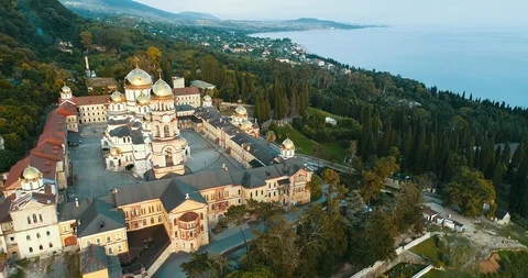 Panoramic of the new Athos monastery. View of the black sea from the drone. The Vídeos de archivo 117068957