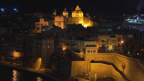 Panoramic night view of a coast line and the downtown of Valletta, Malta with Stockbeeldmateriaal 108688712