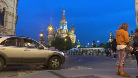 Panoramic night view of people walking on red square with saint basils cathe Vidéo 147669558