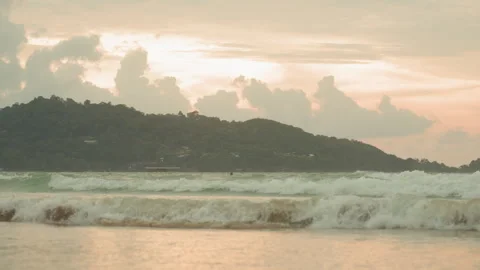 Panoramic ocean view with cloud patterns and waves. Beautiful island silhouette Vidéo 338088424
