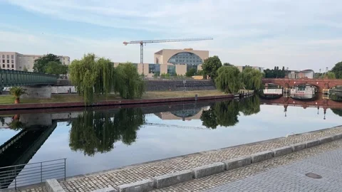 Panoramic Overview Transitioning from Chancellors Office to Reichstag Buildin Vídeo Stock 341522085
