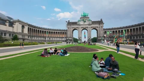 Panoramic Pan of Monument du Cinquantenaire in Brussels Vídeo Stock 276658444