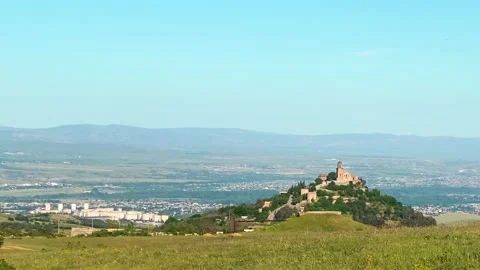 Panoramic panning view of Shavnabada monastery building in summer Vídeo Stock 195239779
