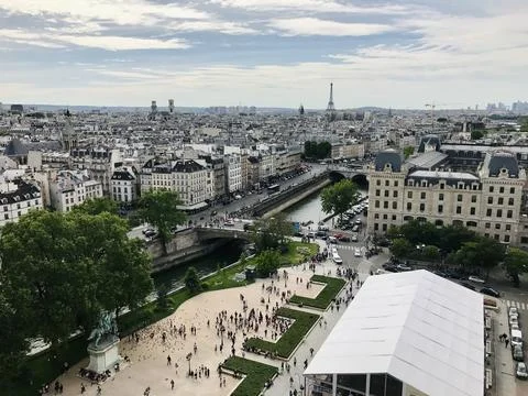 Panoramic Paris Cityscape with Eiffel Tower View from Notre Dame Cathedral Stockfoto's