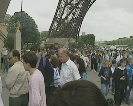 Panoramic of people queuing at base of Eiffel Tower Video stock 8918177