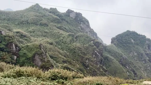 Panoramic Scenic View of Mountain Summit In the Middle of Dense Fog and Clouds Vídeos de archivo 342536301