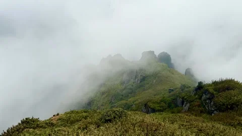 Panoramic Scenic View of Mountain Summit In the Middle of Dense Fog and Clouds 스톡 동영상 342536305