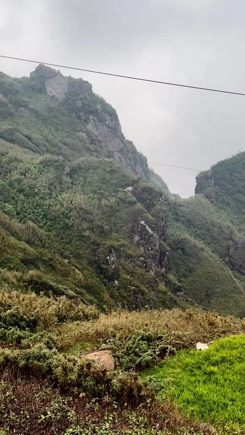 Panoramic Scenic View of Mountain Summit In the Middle of Dense Fog and Clouds Vídeos de archivo 342536306