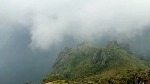Panoramic Scenic View of Mountain Summit In the Middle of Dense Fog and Clouds Vidéo 342536311