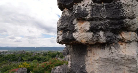 Panoramic shot across rugged weathered karst rocks, ends on Mushroom rock 库存影片 329490176