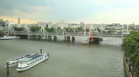 Panoramic shot along the River Thames in Central London from London Eye. Vídeos de archivo 40763612