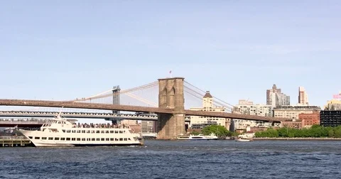 Panoramic shot of Brooklyn and Pier 15, East River Esplanade with ships Vídeo Stock 77262302