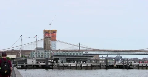 Panoramic shot of Brooklyn Bridge and Pier 11 Ferry Terminal in New York Vídeo Stock 77521146