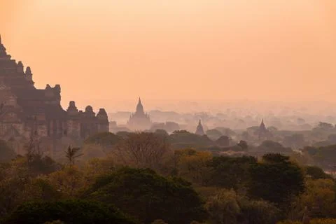Panoramic shot of the old Bagan temples located in Myanmar during sunrise Fotos de archivo