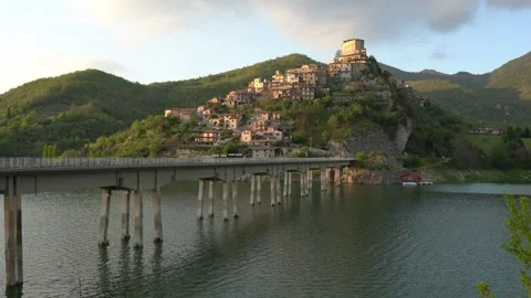 Panoramic sight in Castel di Tora with Lake Turano, beautiful village in Lazio. 스톡 동영상 247367929
