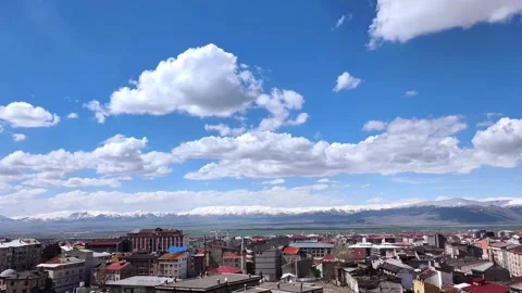 Panoramic static shot showcasing the dense urban layout of Erzurum city beneath Vídeos de archivo 334309023