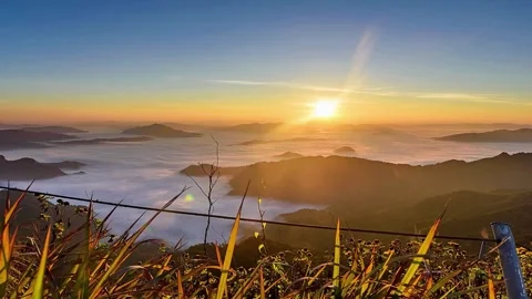 Panoramic Sunrise View over Mountainous Landscape with Sea of Clouds Vidéo 310216404