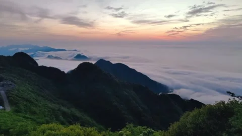 Panoramic Sunrise View of Sea of Clouds Over Huangshan Mountains, Anhui, China Vidéo 337599731