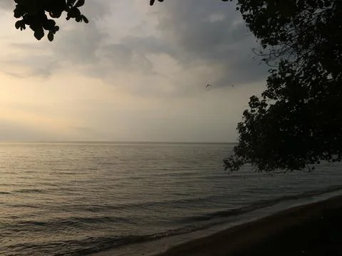 Panoramic sunset view at a beach in the tropics over calm ocean Foto stock