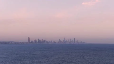 Panoramic Sunset View Of Surfers Paradise Skyline Across The Water In Gold Vídeo Stock 334026375