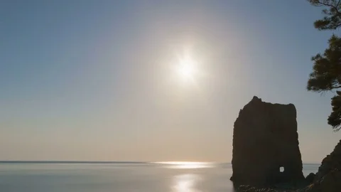 Panoramic sunset zoom out time lapse on coastline of sea with beautiful rock 库存影片 80675768