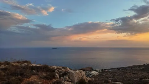 Panoramic timelapse during sunset at Ghar Lapsi with the Maltese landscape and 動画素材 307391992