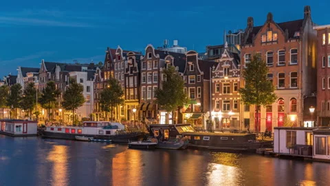 Panoramic timelapse hyperlapse of the illuminated famous Dancing Houses along Vídeo Stock 302264118