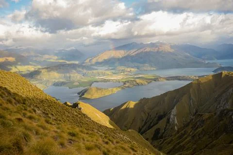 PANORAMIC TOP VIEW LANDSCAPE, BLUE WATER MOUNTAIN AND SKY BACKGROUND Foto stock