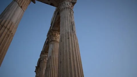 Panoramic upward view of Apollo Temple columns in Side at sunset. Vídeo Stock 316910830
