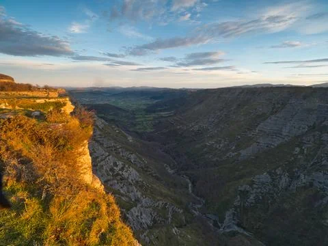 Panoramic valley view at sunset from cliff - A breathtaking panoramic view .. Foto stock