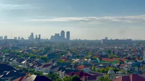 Panoramic video of clear day sky with a metropolitan city skyline Vídeos de archivo 287584371