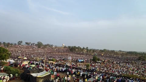 Panoramic video of huge crowd gathered during the Hindu religious festival .. Video stock 328012339