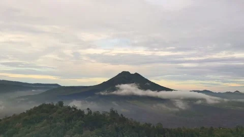 Panoramic video of Mountain big caldera with a volcanic lake. Amazing landscape Vídeos de archivo 287584522