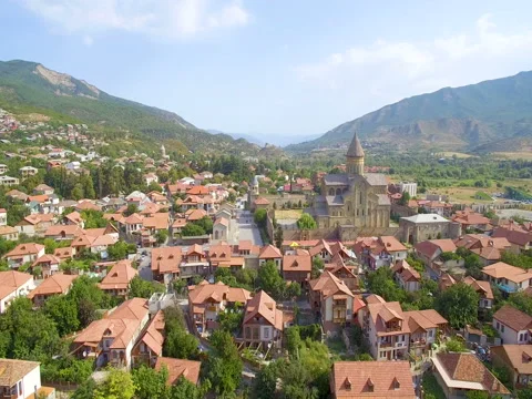 Panoramic video of  old capital of Georgia.  main church,  village  and  river Vidéo 80307434