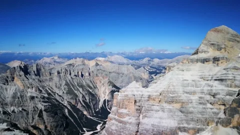 Panoramic video of the Tofane Dolomite mountain range, Veneto - Italy Video stock 139299903