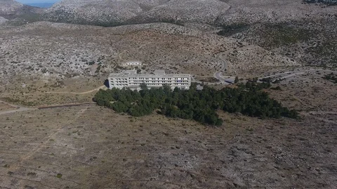 Panoramic view of an abandoned building on the mountain Stock Footage 128554862