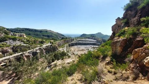 Panoramic View of Abandoned Stone Quarry Nestled Within Mountain Range Stock-Fotos