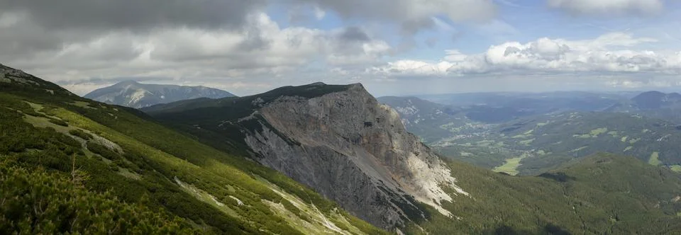 Panoramic View across Dramatic Limestone Cliffs, Green Alpine Slopes and Fo.. Stock-Fotos