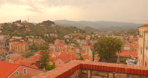 Panoramic view across Imperia with terracotta rooftops, hillside homes and Vídeo Stock 342608520