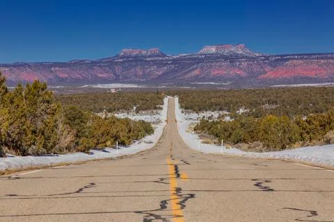 Panoramic view along empty and endless road with Bears Ears mountains in the  Stock-Fotos