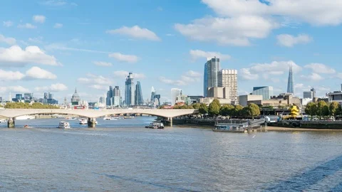 Panoramic view along the River Thames over Waterloo Bridge to the iconic 스톡 동영상 105459229