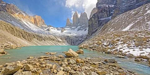 Panoramic View of an Alpine Lake Stockfoto's