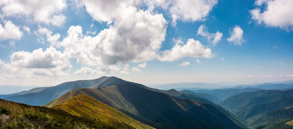 Panoramic view of alpine mountain ridges Foto stock