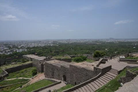 Panoramic View of Ancient Fortress Complex Overlooking Modern City Skyline .. Fotos Stock