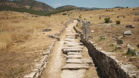Panoramic View of Ancient Hierapolis Ruins and Historic Road in Pamukkale Vídeos de archivo 346104698