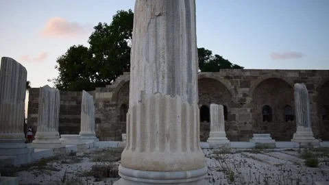 Panoramic view of ancient ruins and temple columns in Side at sunset. Vídeo Stock 316970301